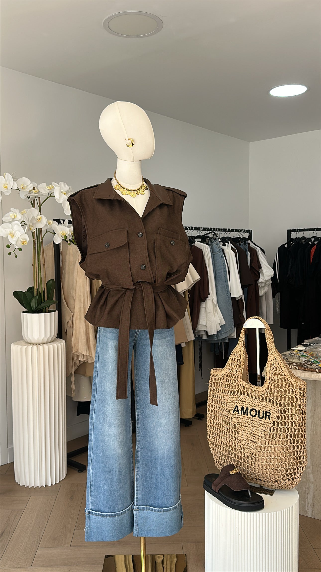 Chic Structured Sleeveless Jacket