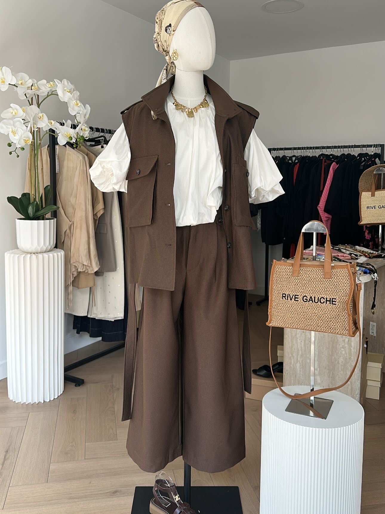 Chic Structured Sleeveless Jacket